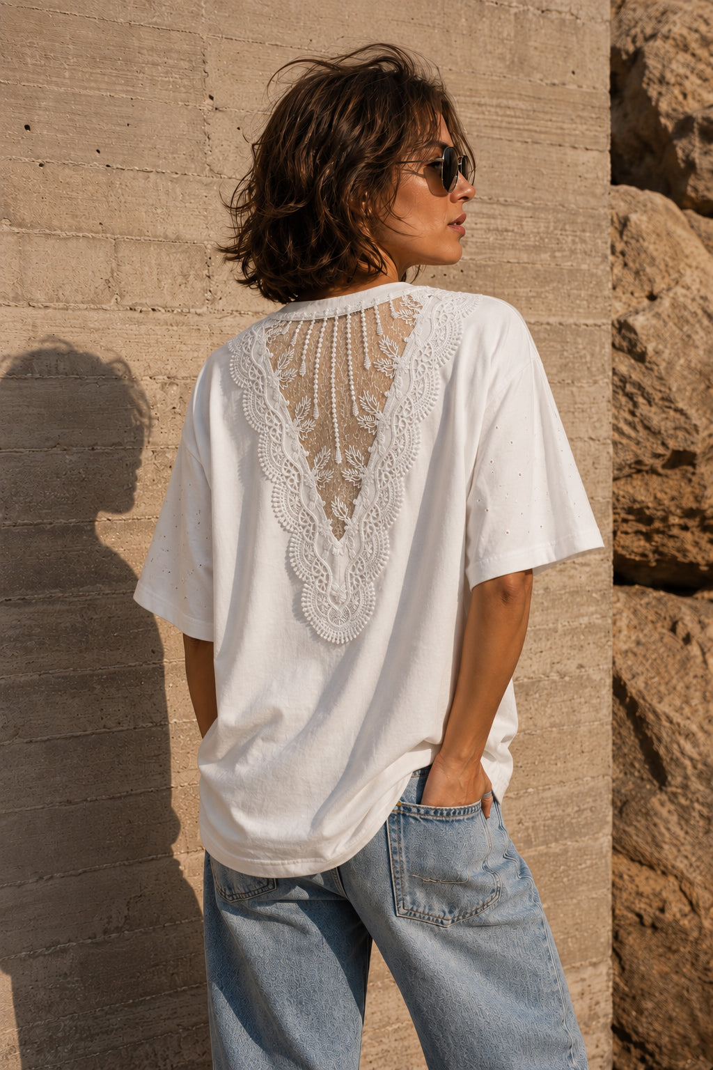 T-Shirt Bianca con Strass e Retro in Pizzo