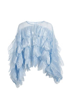 Blusa azzurra in organza con balze scenografiche