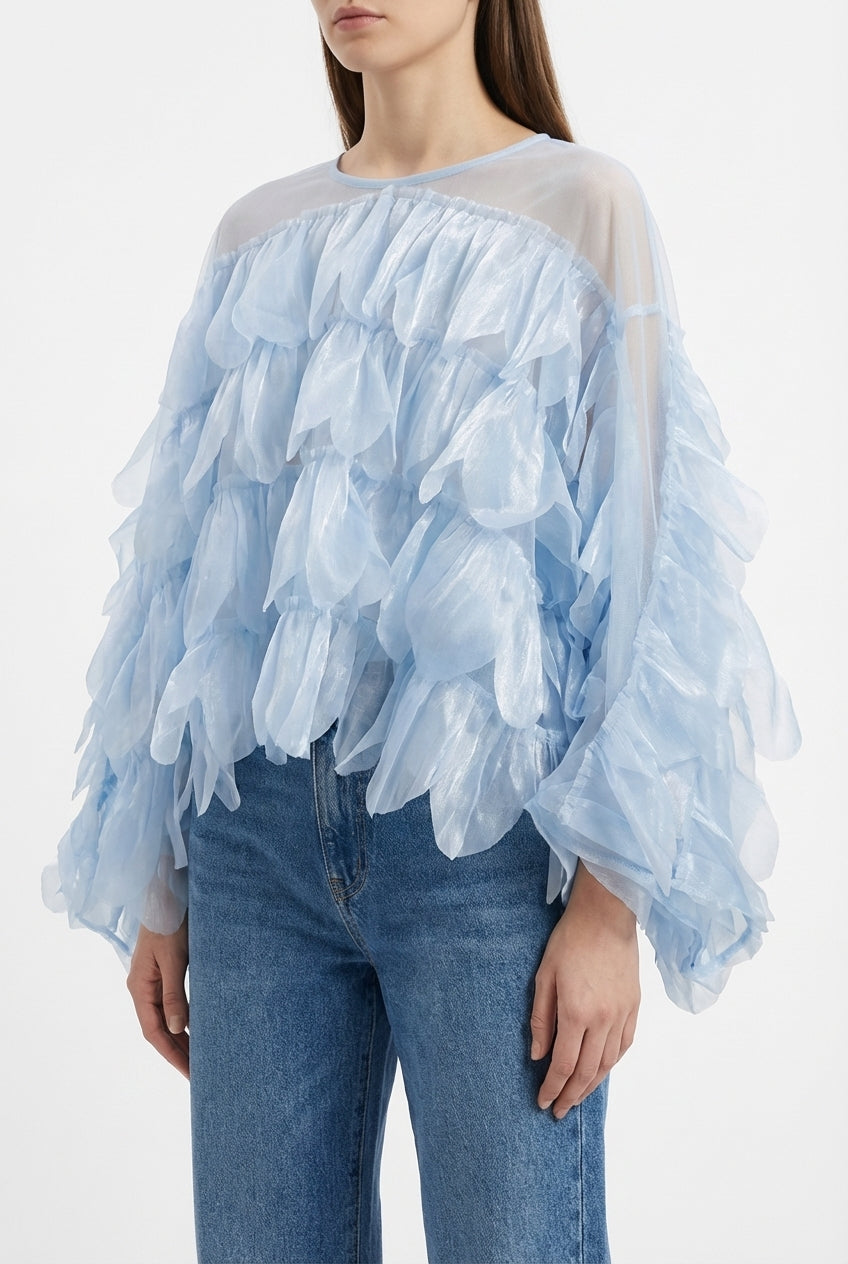 Blusa azzurra in organza con balze scenografiche
