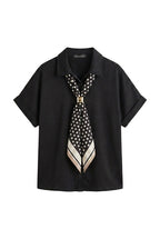 Blusa in Jersey con Foulard a Pois e Fermaglio Dorato