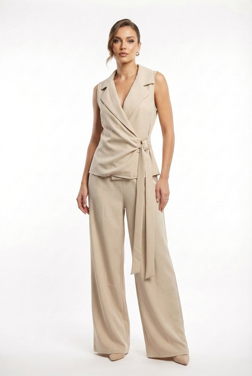 Tuta Elegante a Portafoglio con Rever e Cintura Gioiello