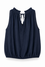 Top Smanicato Fluido con Scollo Arricciato e Dettaglio Bijoux