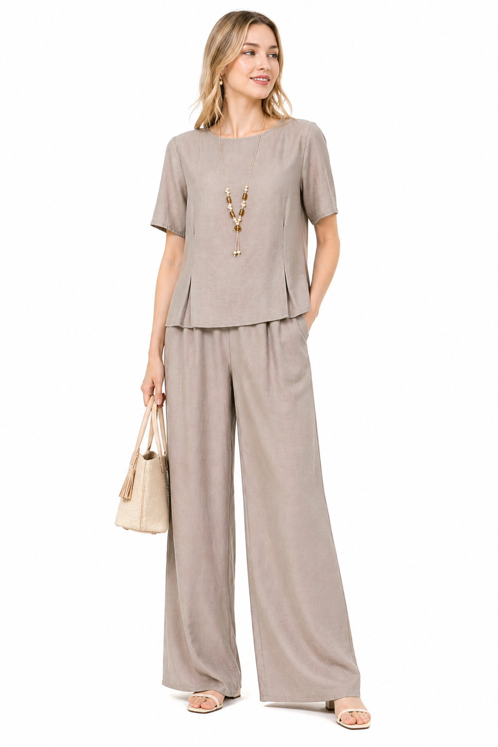 Blusa Beige con Collana Coordinata