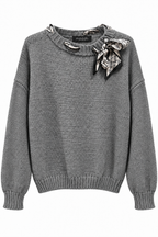 Maglione Girocollo Grigio con Foulard Paisley Integrato
