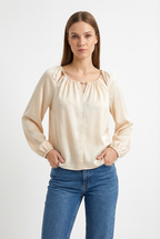 Blusa in Satin con Scollo Arricciato e Dettagli Bijoux